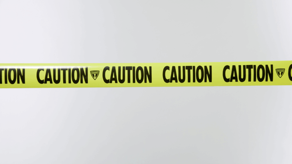 cautionと書かれたテープ